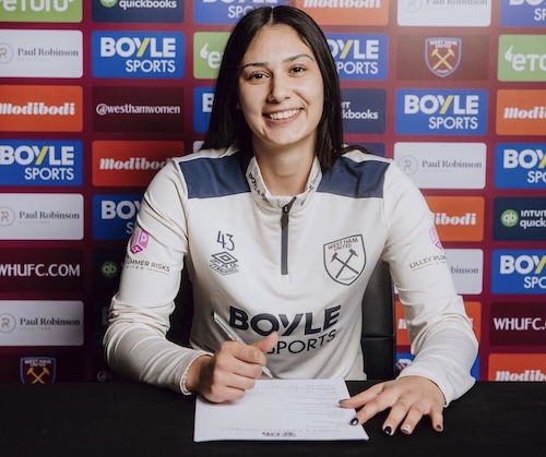 Kıbrıslı Türk Gencimiz Selin Cemal Imza Attı