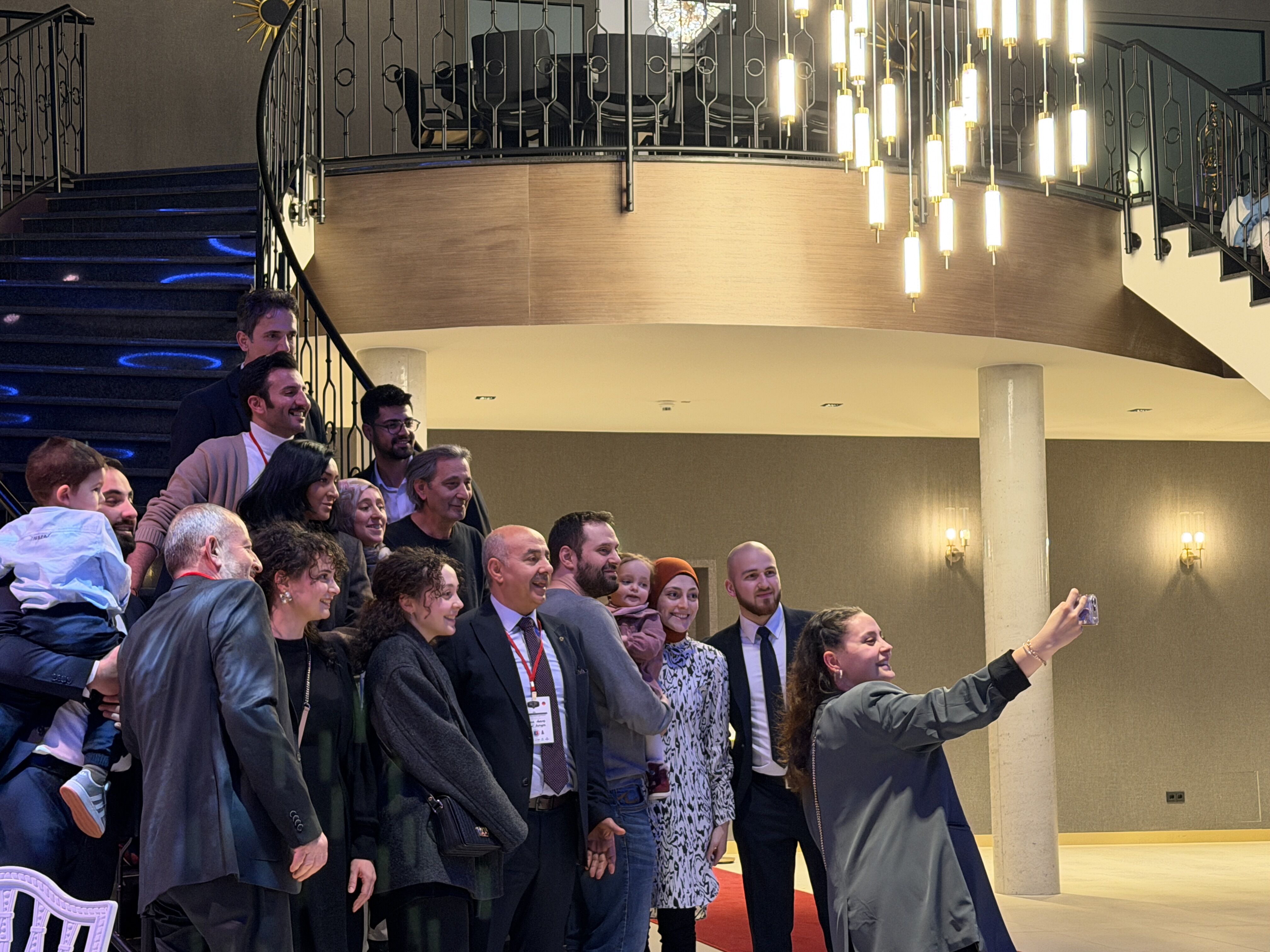 Ali Pasa Akbas Avrupa’da Yılın Gazetecisi Ödülü, İngiltere'den Gazeteci Vatan Öz’e Verildi