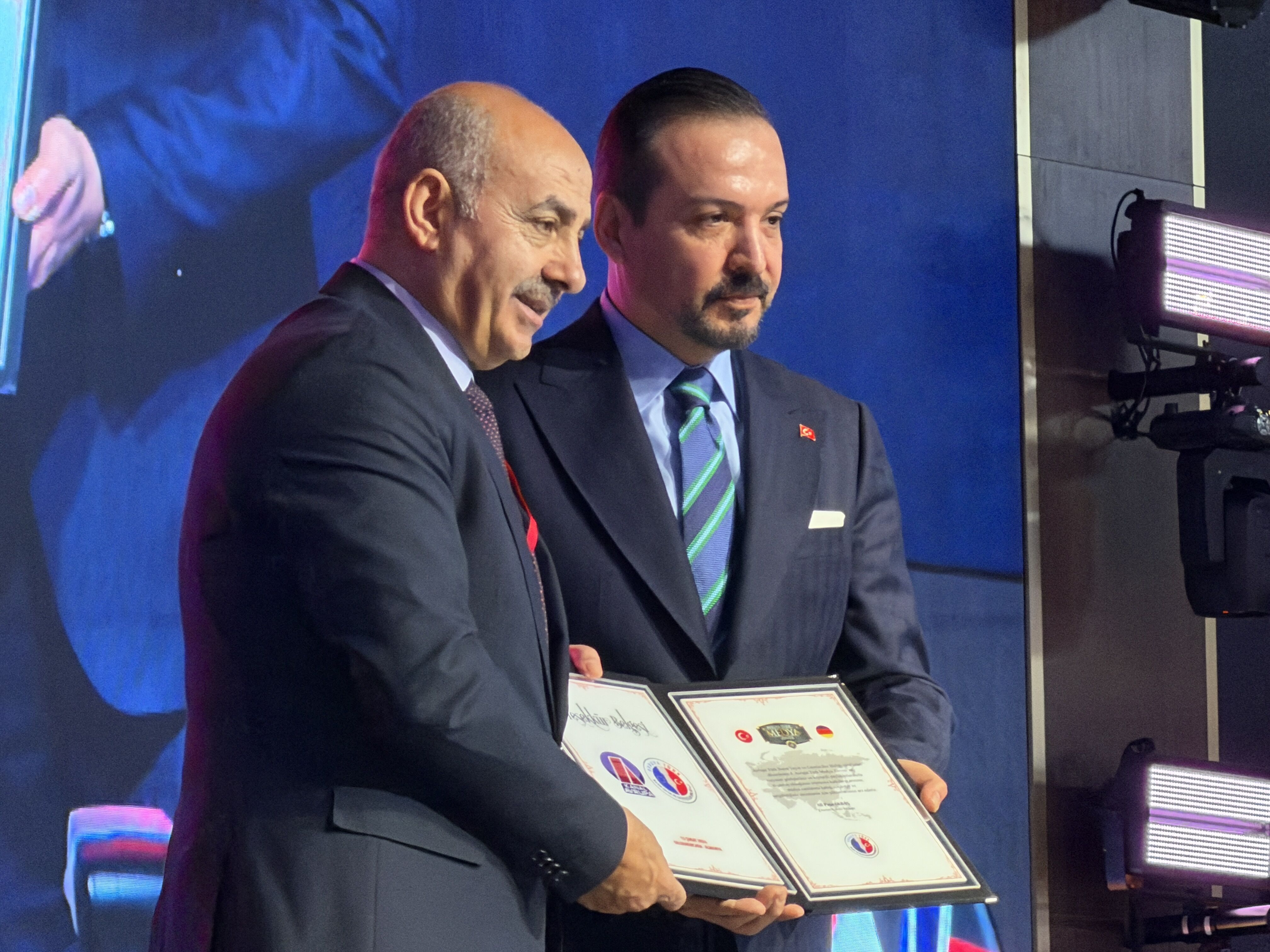 Avrupa’da Yılın Gazetecisi Ödülü, İngiltere'den Gazeteci Vatan Öz’e Verildi Kursad