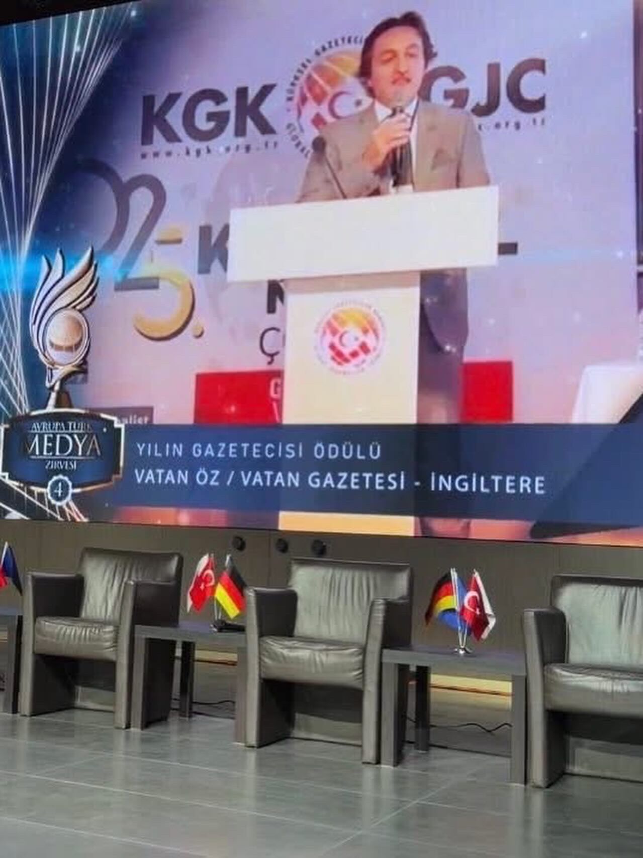 Avrupa’da Yılın Gazetecisi Ödülü, İngiltere'den Gazeteci Vatan Öz’e Verildi