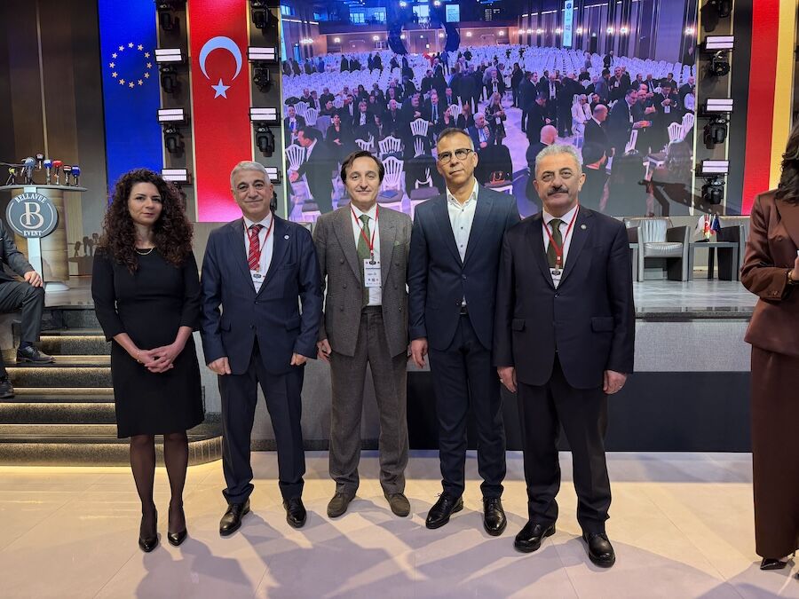 Avrupa’da Yılın Gazetecisi Ödülü, İngiltere'den Gazeteci Vatan Öz’e Verildi00