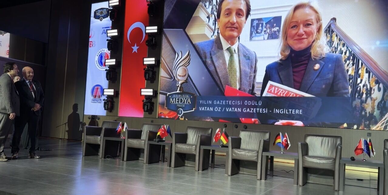 Avrupa’da Yılın Gazetecisi Ödülü, İngiltere'den Gazeteci Vatan Öz’e Verildi43