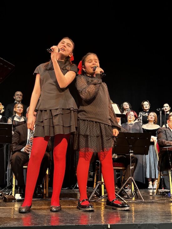 Maya Karadağ Ve Şakira Rozaria