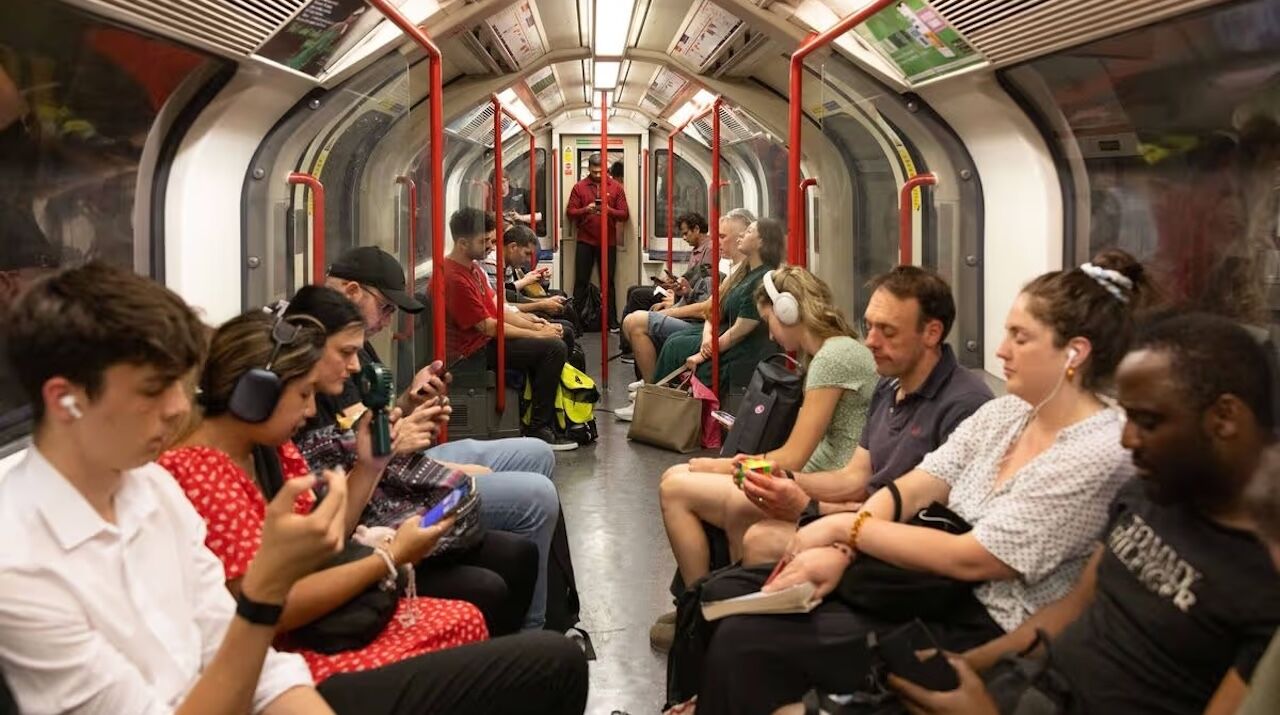 Londra’da Aşırı Sıcak Ve Sağanak Yağış Ulaşımı Vurdu