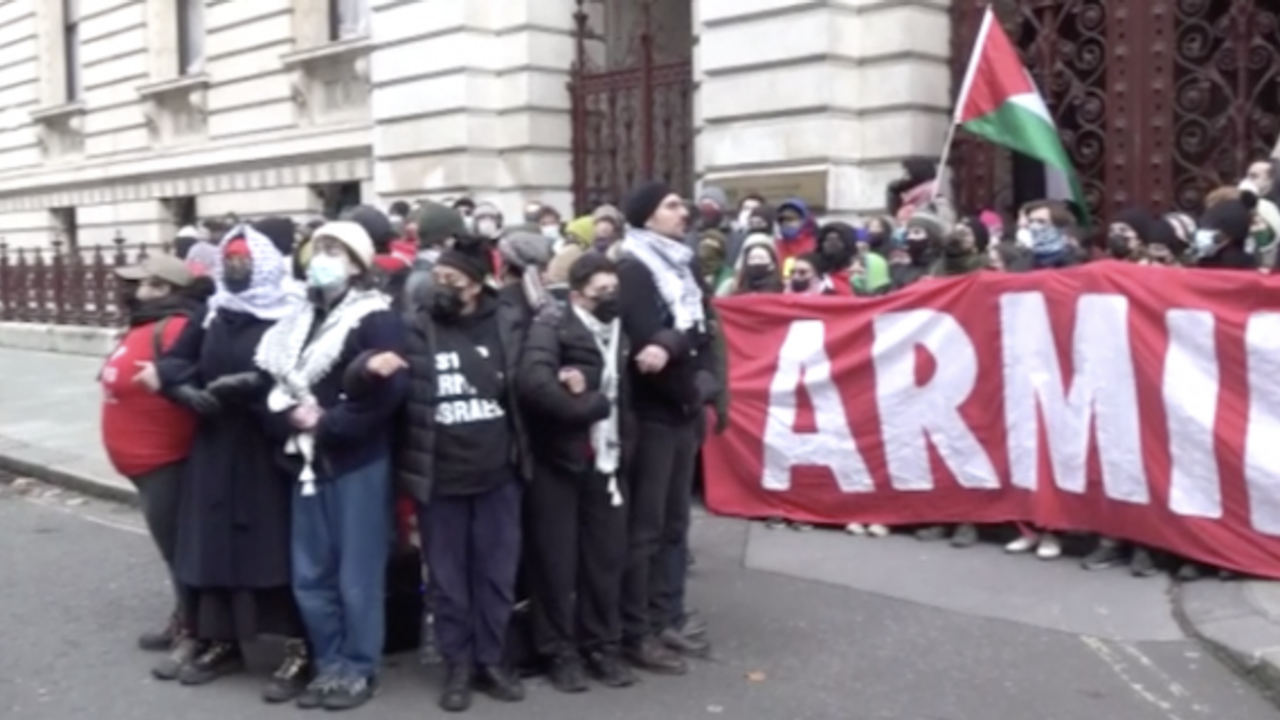 İngiltere'nin İsrail'e tüm silah satışını sonlandırması çağrısında bulunuldu
