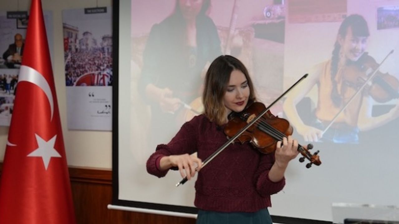 Harvard'lı etnomüzikolog ve keman virtüözü Wozniak'tan Fikrimin İnce Gülü performansı