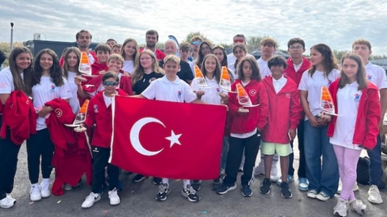 Galler’in rüzgarlı suları, genç Türk rüzgar sörfü sporcularının kıyasıya mücadelesine sahne oldu