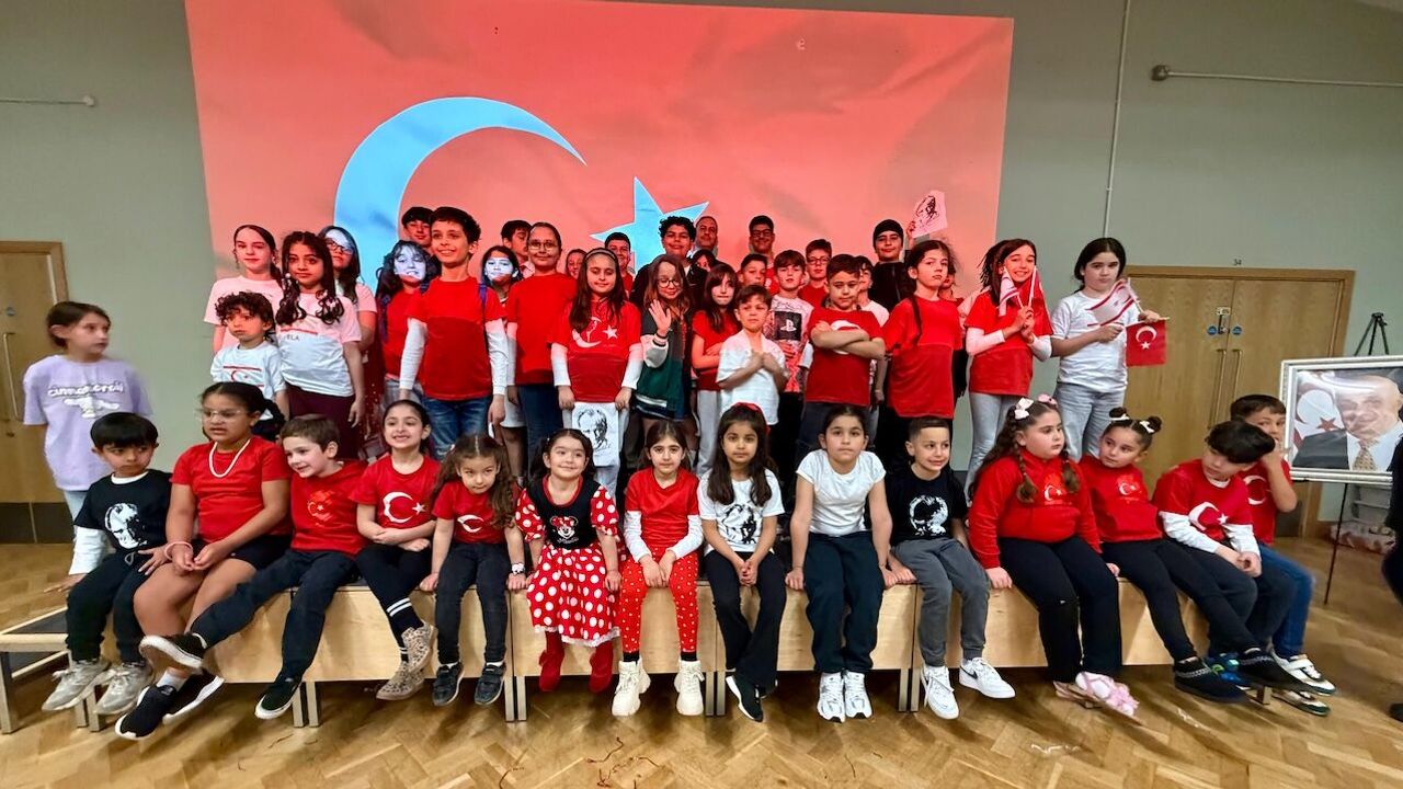 Enfield Atatürk Okulu’nda 23 Nisan coşkusu