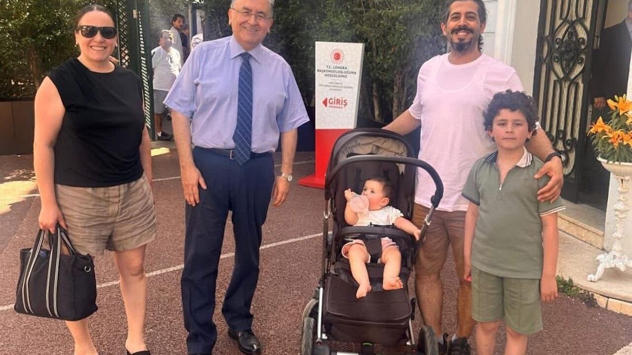 Ulusoy Londra’da Vatandaşlarla Bayramlaştı