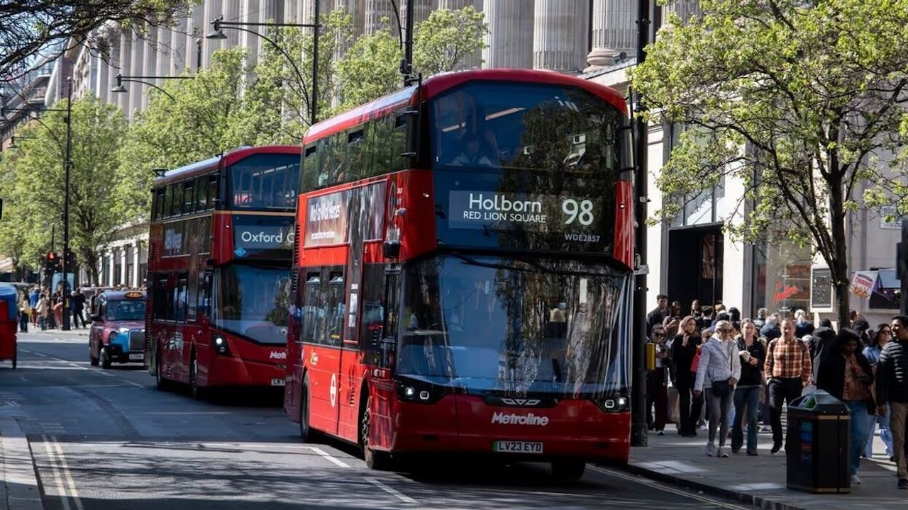 Londra’da Sıcak Hava ve Yağış Raylı Ulaşımı Durdurdu