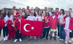 Galler’in rüzgarlı suları, genç Türk rüzgar sörfü sporcularının kıyasıya mücadelesine sahne oldu