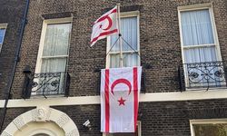 Cumhurbaşkanı Tufan Erhürman için KKTC Londra Temsilciliğine bayrak asıldı