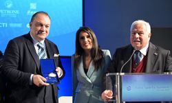 Dündar Keşaplı Gazetecilik Ödülüyle gururlandırdı