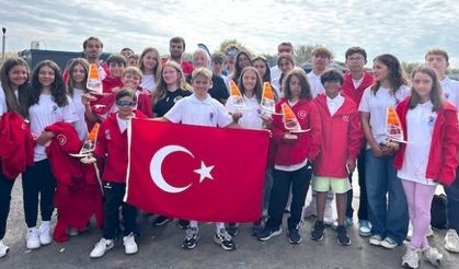 Galler’in rüzgarlı suları, genç Türk rüzgar sörfü sporcularının kıyasıya mücadelesine sahne oldu