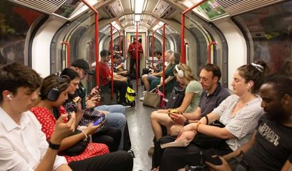 Londra’da aşırı sıcak ve sağanak yağış ulaşımı vurdu