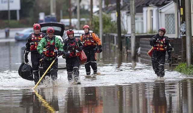 İngiltere'yi etkisi altına alan Bert Fırtınası sel, elektrik kesintisi ve ulaşımda aksamalara yol açtı