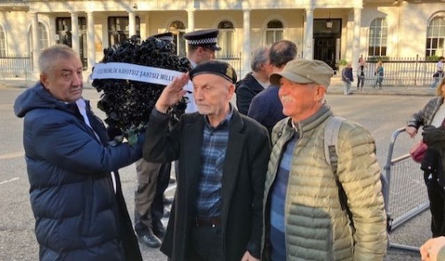 Ekrem İmamoğlu'nun gözaltına alınması Londra'da protesto edildi