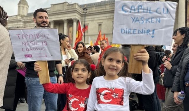 Londra Trafalgar Meydanı'nda Ekrem İmamoğlu'nun gözaltına alınması protesto edildi