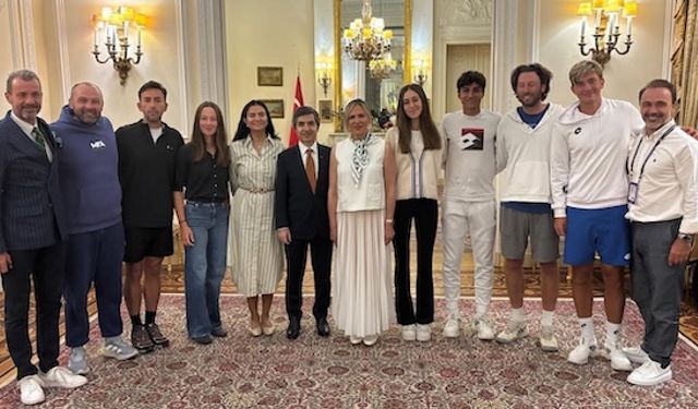 Türk tenisçimiz Zeynep Sönmez Londra Büyükelçiliği’nde ağırlandı