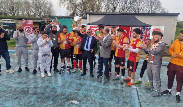 Galatasaray UK Londra’da şampiyonluk kupasını aldı