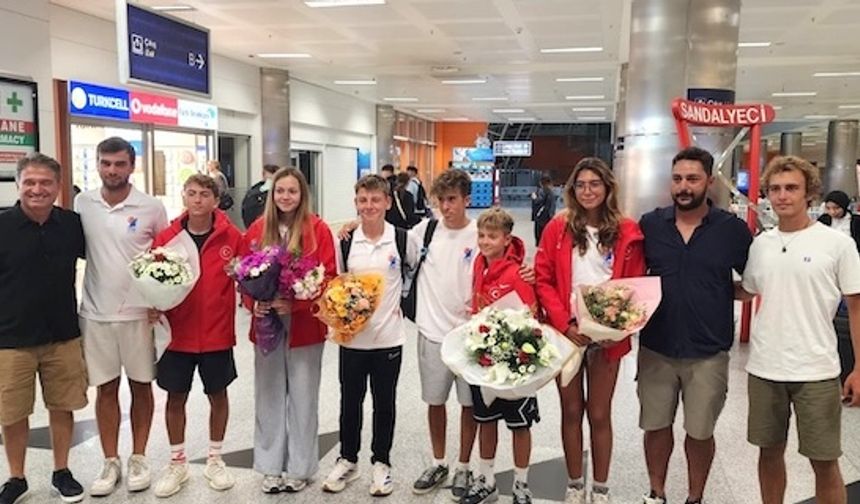 Galler’in rüzgarlı suları, genç Türk rüzgar sörfü sporcularının kıyasıya mücadelesine sahne oldu