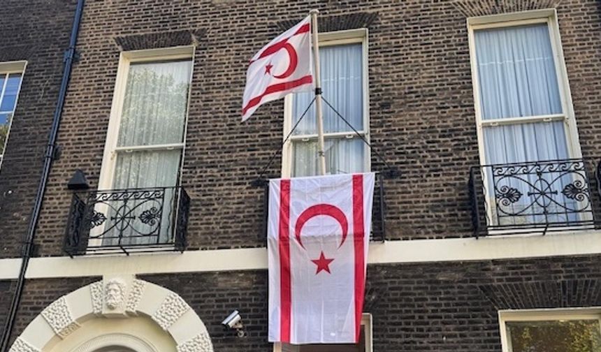Cumhurbaşkanı Tufan Erhürman için KKTC Londra Temsilciliğine bayrak asıldı