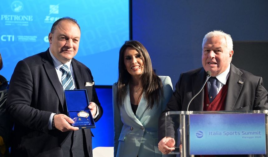 Dündar Keşaplı Gazetecilik Ödülüyle gururlandırdı