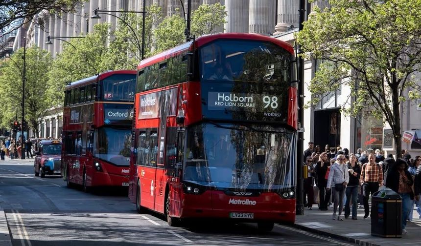 Londra’da Sıcak Hava ve Yağış Raylı Ulaşımı Durdurdu